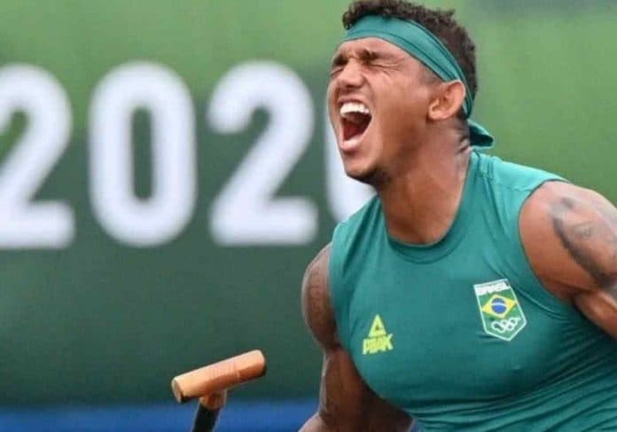 Isaquias Queiroz faz história na canoagem e é ouro em Tóquio