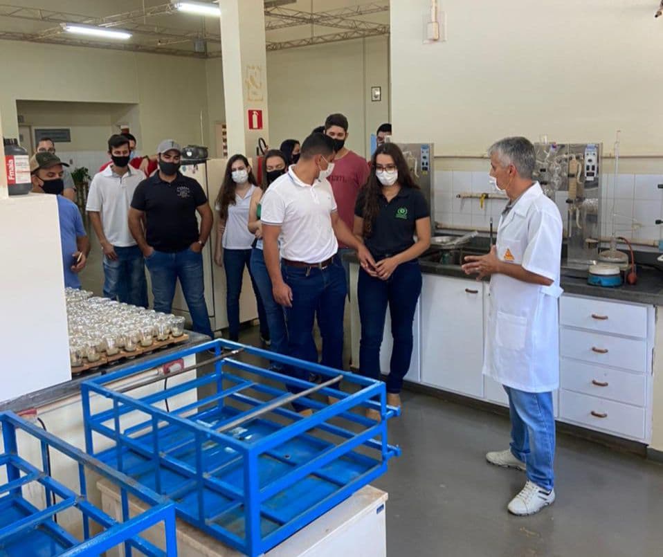 Alunos do Unis fazem aula prática no Laboratório Cocatrel