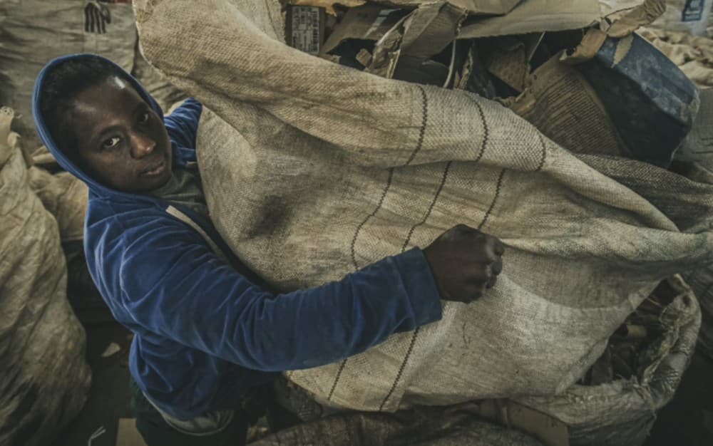 Foto “trespontana” de catadora de recicláveis concorre a prêmio internacional: ‘a historia da moça em um olhar’