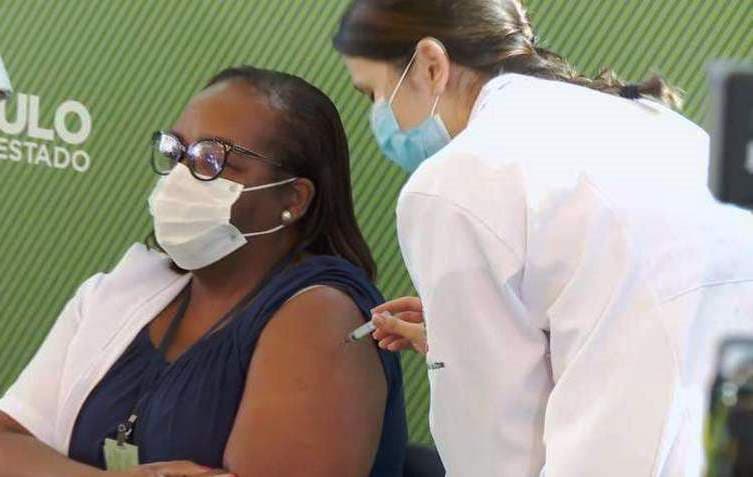 BOA NOTÍCIA: Enfermeira do Emílio Ribas recebe dose da CoronaVac e é a 1ª brasileira vacinada