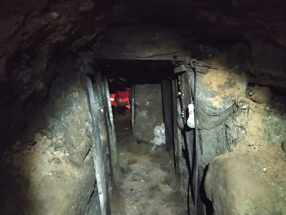 Túnel de pelo menos 40 metros é descoberto próximo a área de bancos em Poços de Caldas