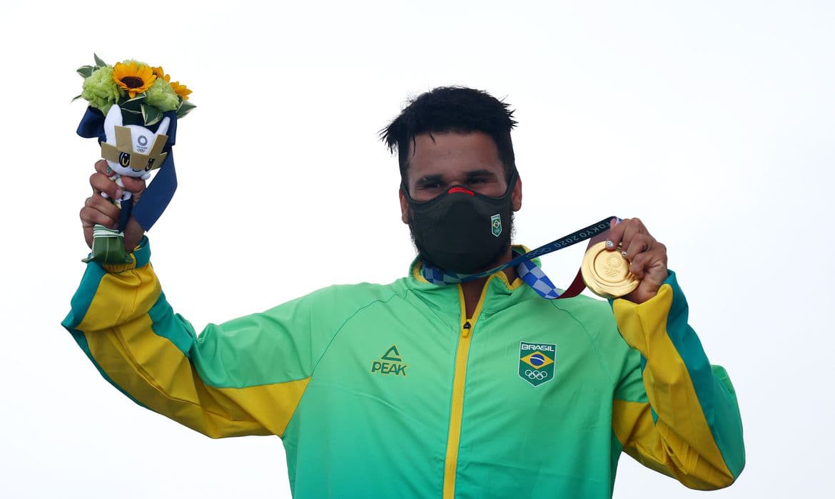 Brasil ganha ouro no surfe e bronze na natação