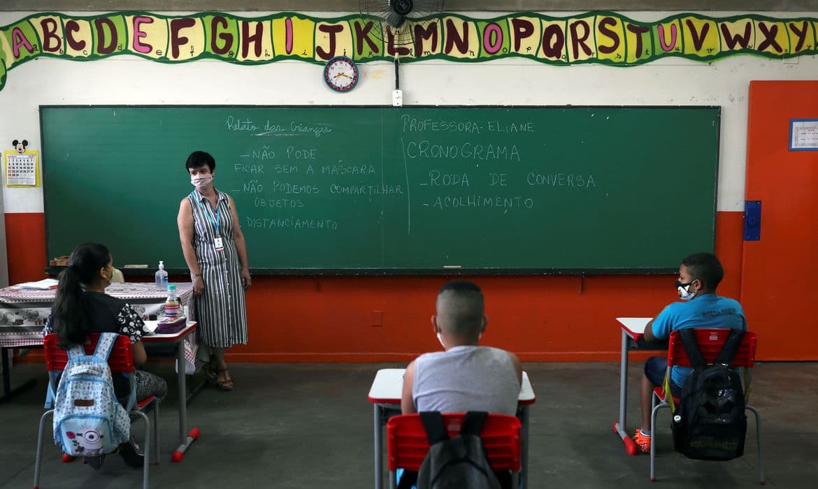 Covid-19: Escolas reiniciam ensino presencial em nove estados