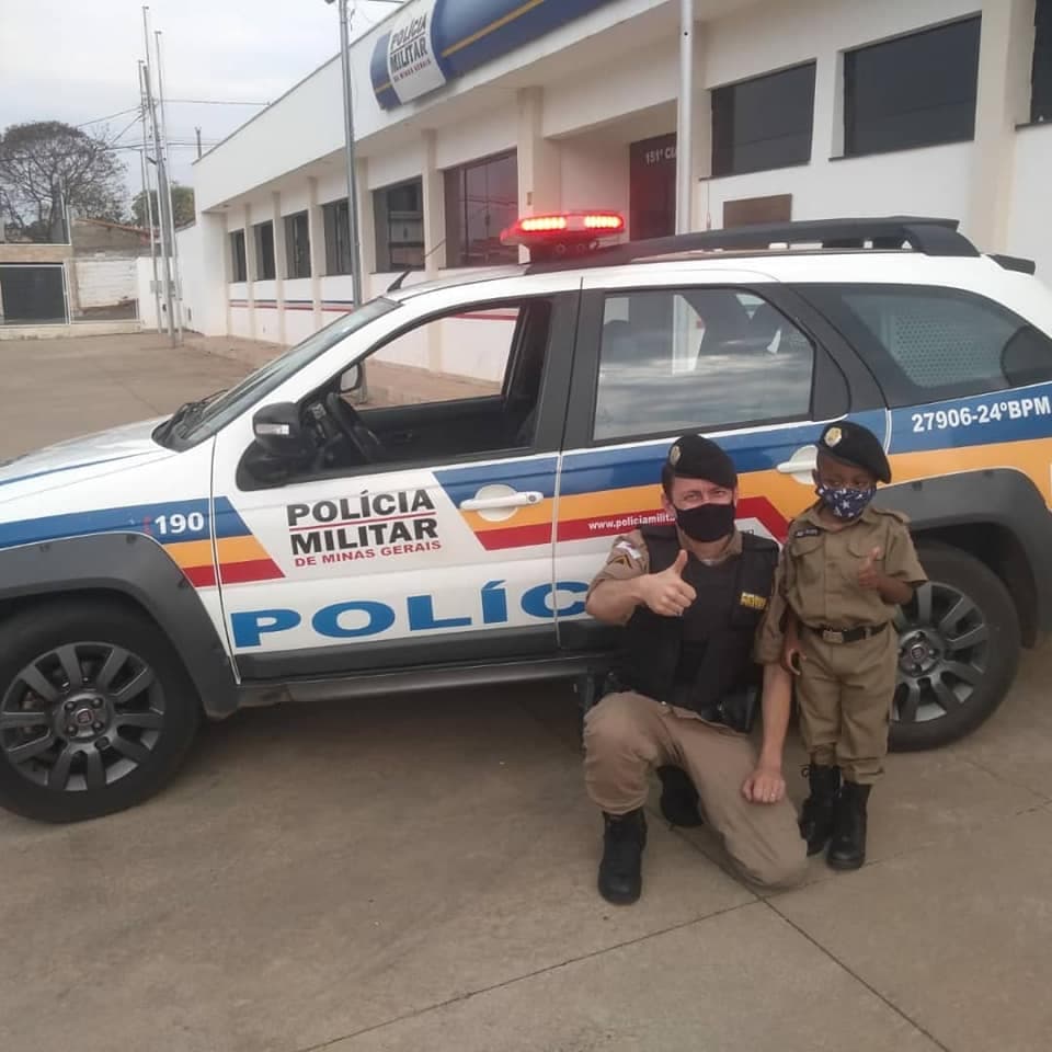 EMOÇÃO: Garotinho de 4 anos visita PM de Três Pontas vestido a caráter