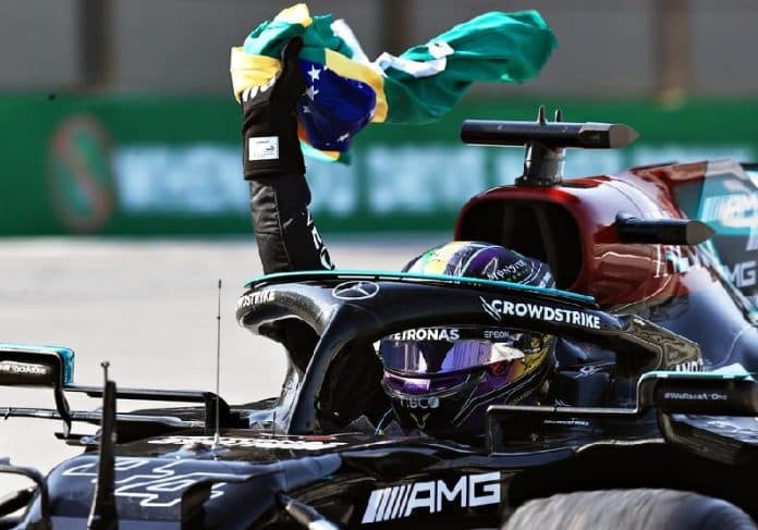 HOMENAGEM: Lewis Hamilton levanta bandeira do Brasil e dedica vitória a Senna