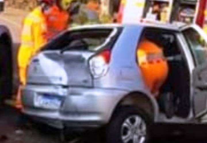 OUTRA VERSÃO: TESTEMUNHA AFIRMA QUE CONDUTORA NÃO TENTOU ULTRAPASSAR E QUE FOI ATINGIDA POR TRÁS POR UMA VAN, SENDO ARREMESSADA CONTRA A CARRETA EM ACIDENTE HOJE NA MG 167