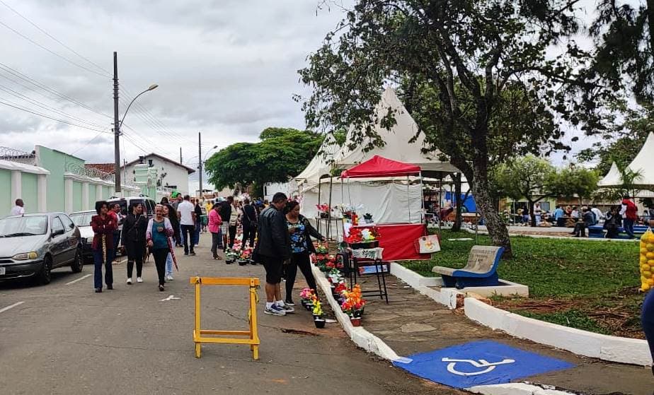COMÉRCIO DE FLORES EM TRÊS PONTAS CELEBRA CRESCIMENTO NAS VENDAS NO DIA DE FINADOS
