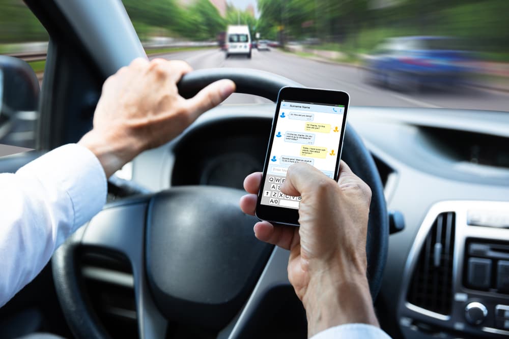 PERIGO: Brasileiros intensificam uso de celular ao volante e novo projeto de lei quer aumentar o valor da multa