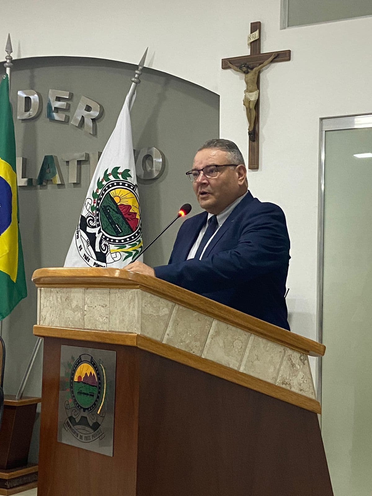 PROFESSOR JOÃO VICTOR MENDES RECEBE MOÇÃO DE APLAUSO NA CÂMARA MUNICIPAL