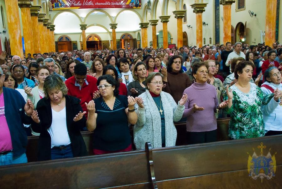 MILHARES DE FIÉIS ACOMPANHAM AS MISSAS DA NOVENA DO BEATO PADRE VICTOR EM TRÊS PONTAS